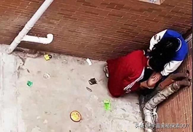 激情墙角，恋人狂吻，欲火难挡