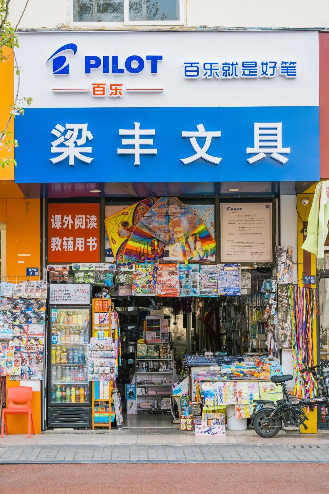 校门口的小店从来没有让人失望,校门口小店生意火爆