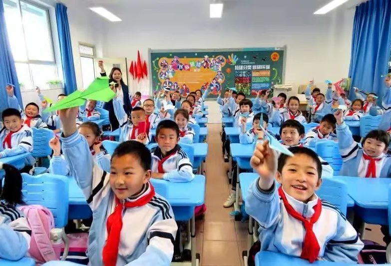 开学季校园展示打卡,开学啦冰墩墩小学生积极向上图片