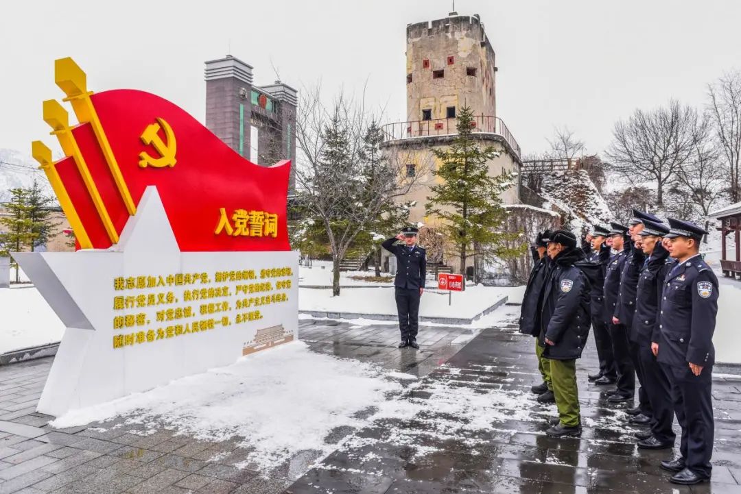 国门下、界碑前，70多年前的8岁孩子与18岁志愿军战士再次相聚