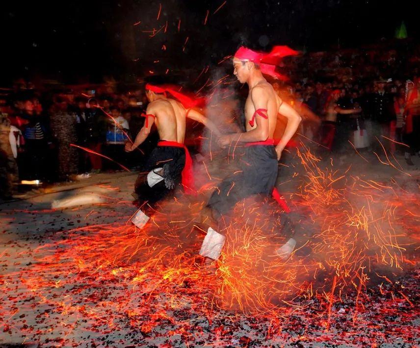 傈僳族刀山火海表演,傈僳族刀山火海是真的么