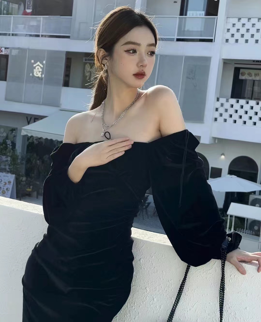 流行的短发型黑色减龄,挂耳短发2023爆款洋气