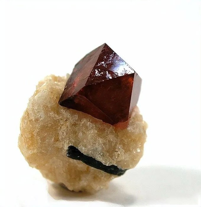 月球有没有可能不会远离地球,月球逐渐远离地球是真的吗