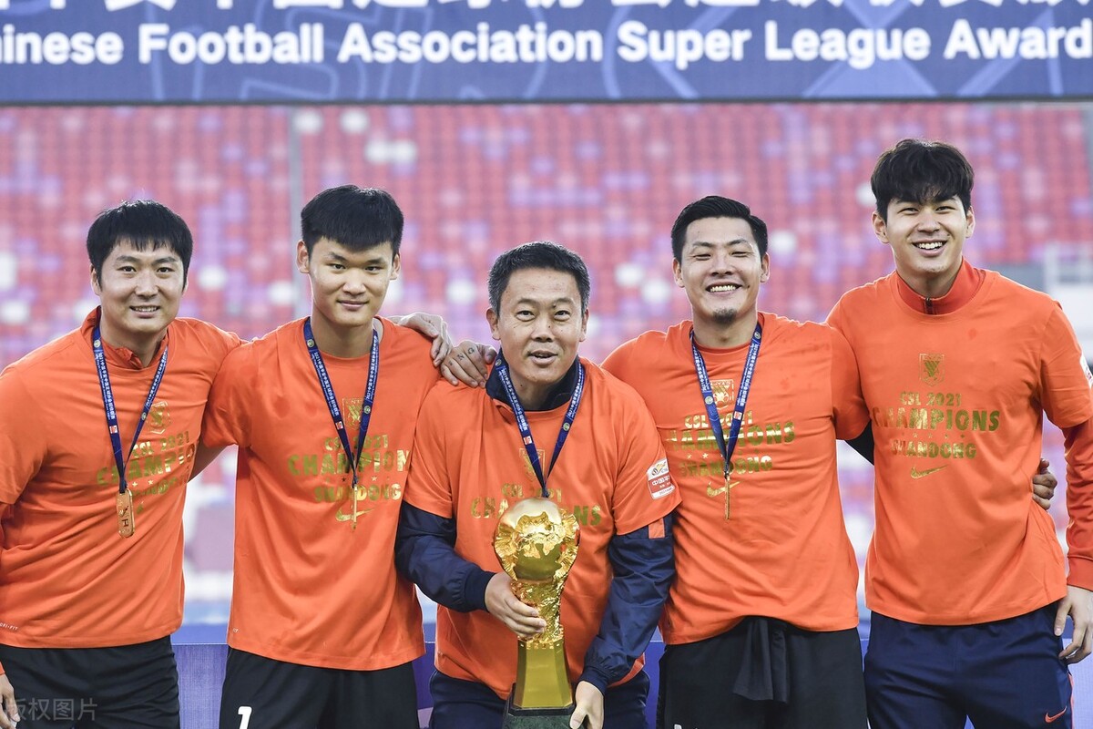 鲁能吉翔夺冠,山东泰山队球迷感人瞬间