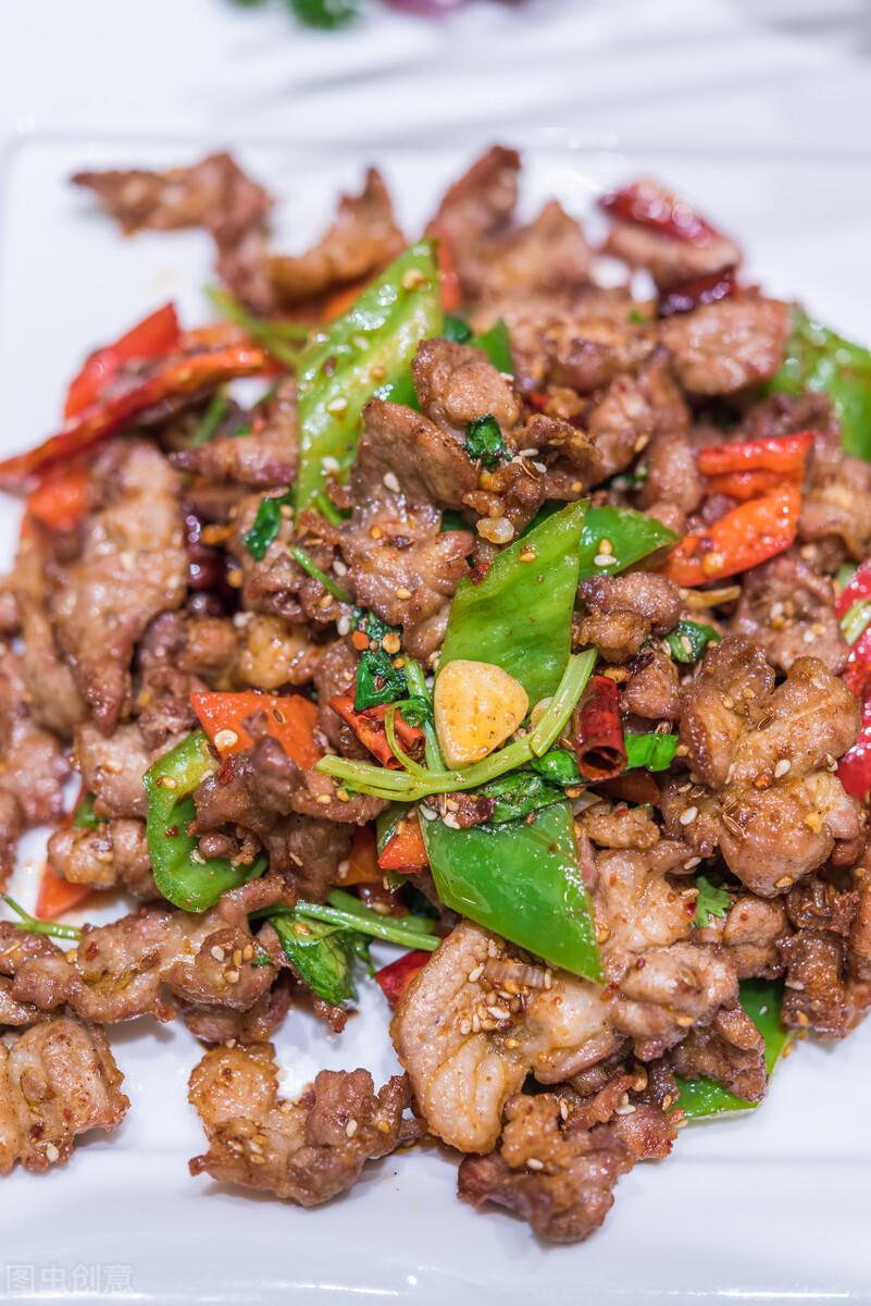 爆炒孜然羊肉粒最正宗的做法,孜然羊肉粒最正宗的做法不过油