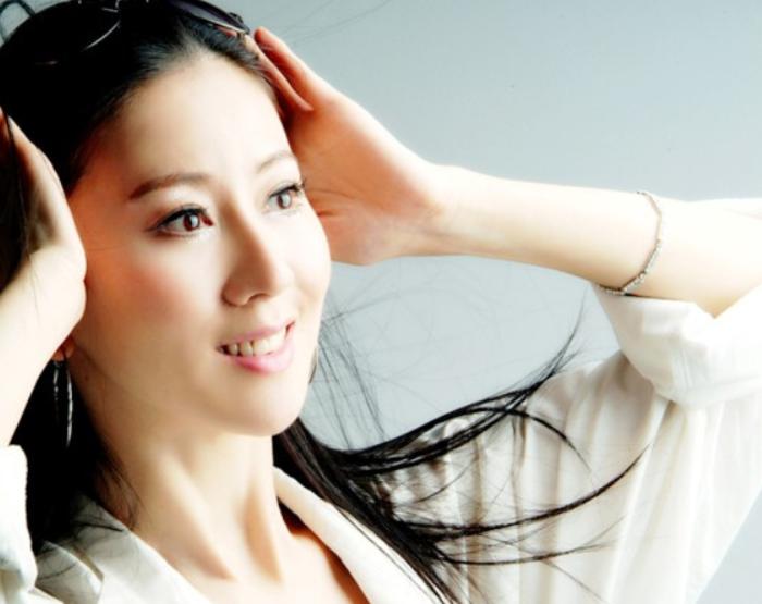 人体模特汤加丽：与丈夫离婚，遭父亲嫌弃，46岁再给父母添心病