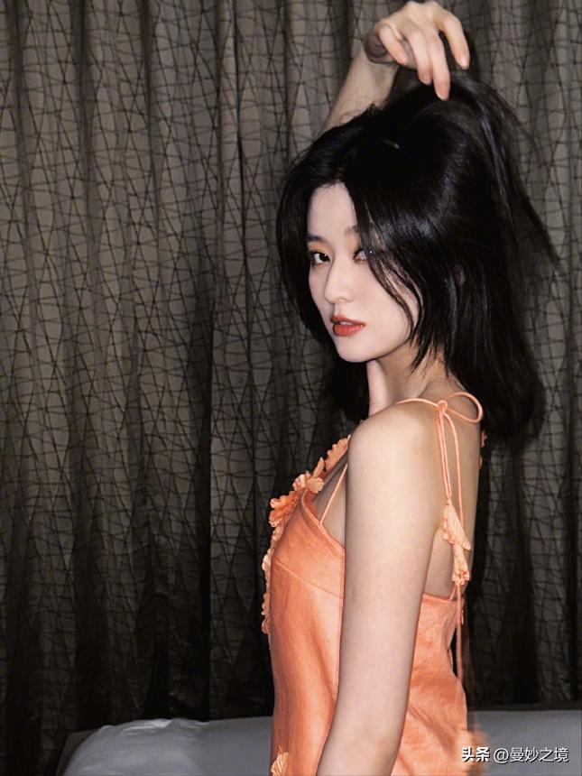 乔欣街头皮衣回眸夜晚半身照,乔欣抹胸白礼服女神气质高清写真