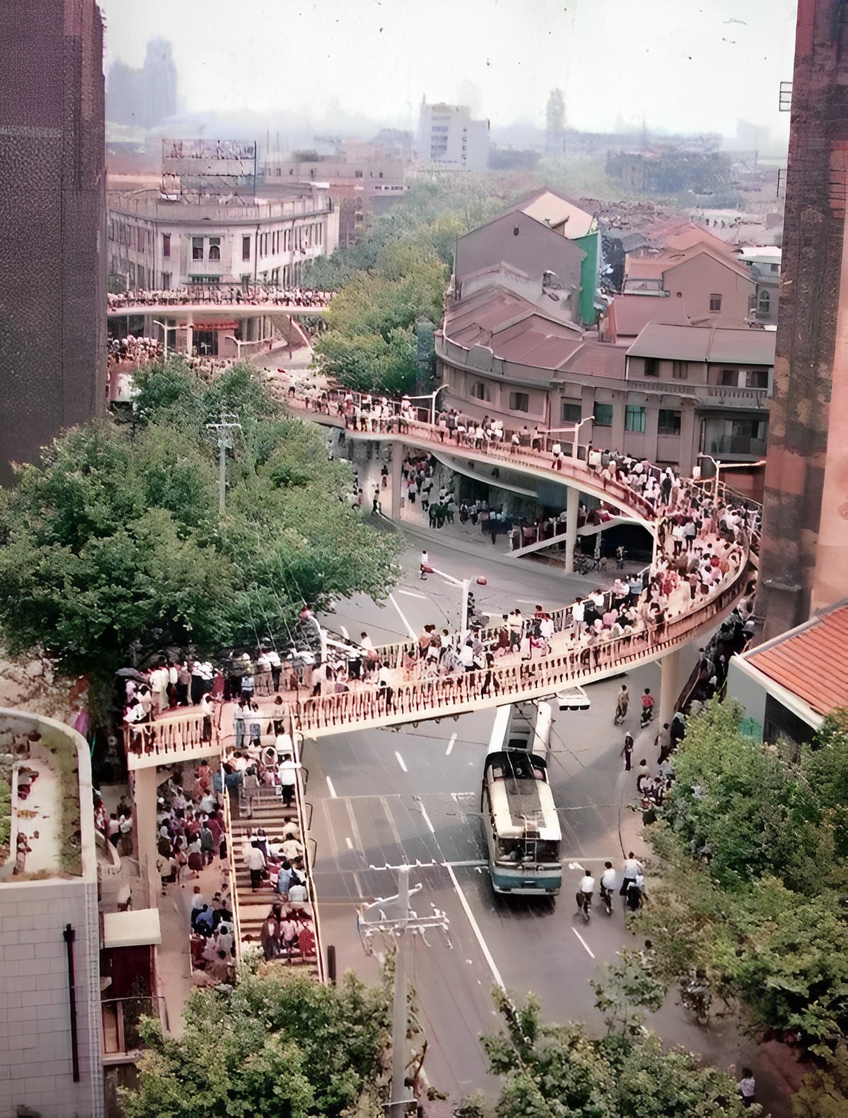 八十年代的上海老照片,踩在东海沿岸闪耀着无与伦比的繁荣骄傲