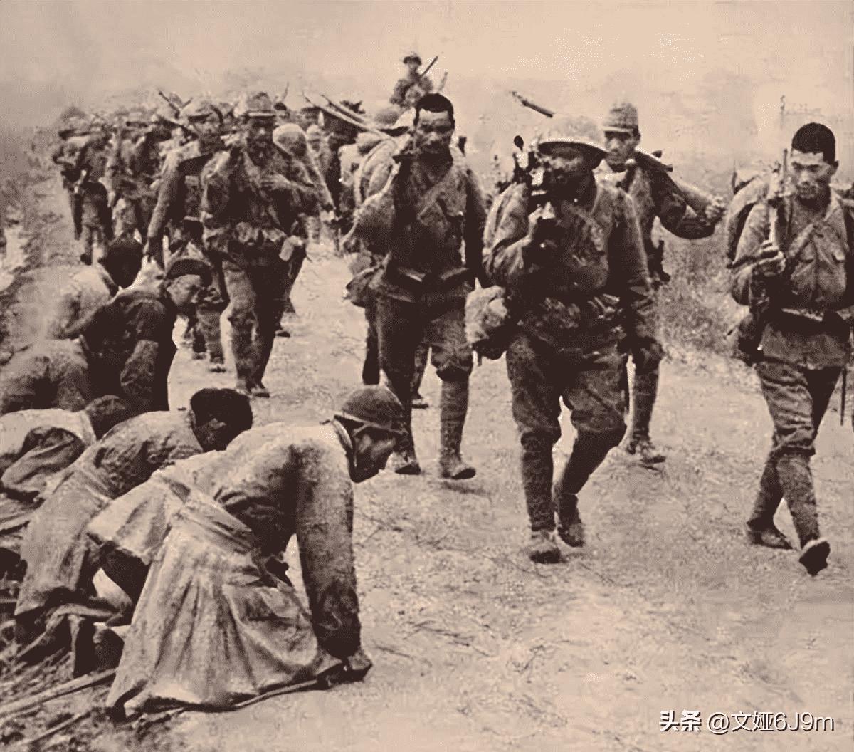 老照片里的汉奸,两个女汉奸与日寇合影