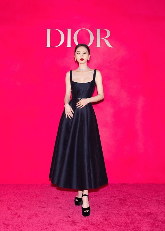 王子文穿搭才叫简约高级,王子文穿衣搭配连衣长裙