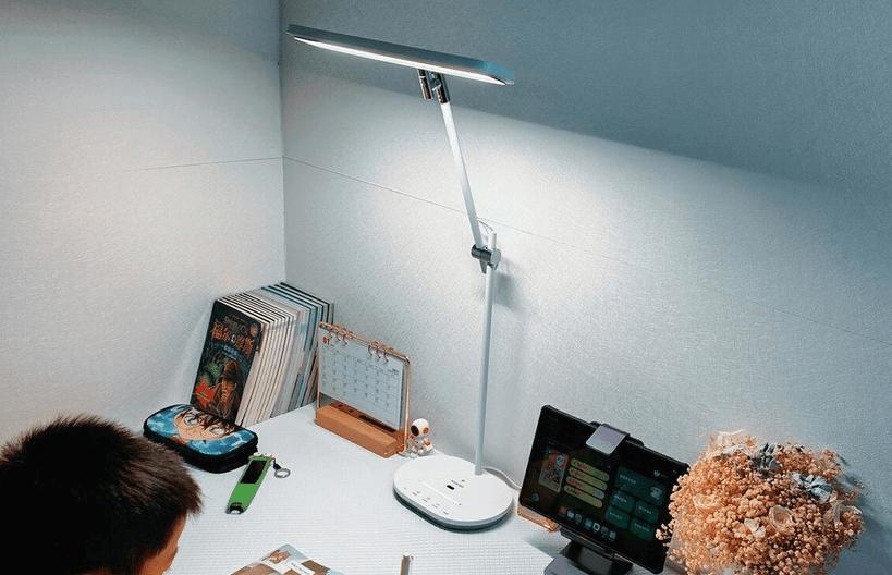 写字台灯什么光源对眼睛好,台灯什么颜色的光对眼睛好