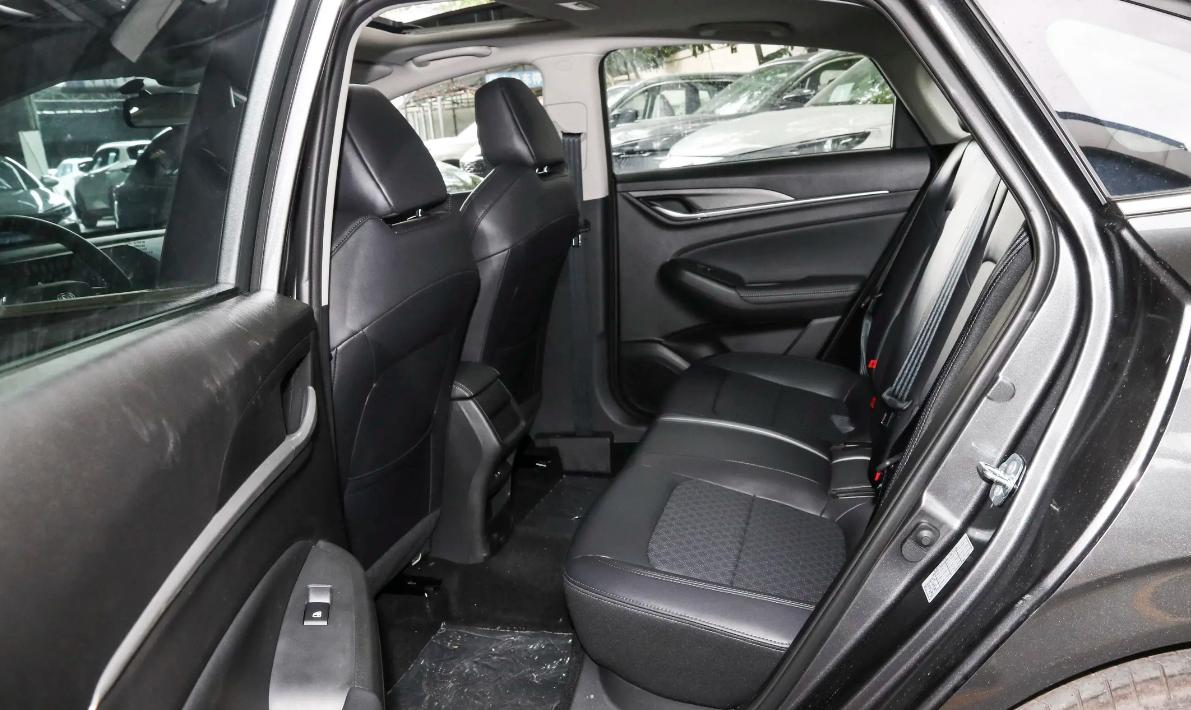 逸动plus和第三代逸动对比,为什么买逸动尊贵版比旗舰版人多