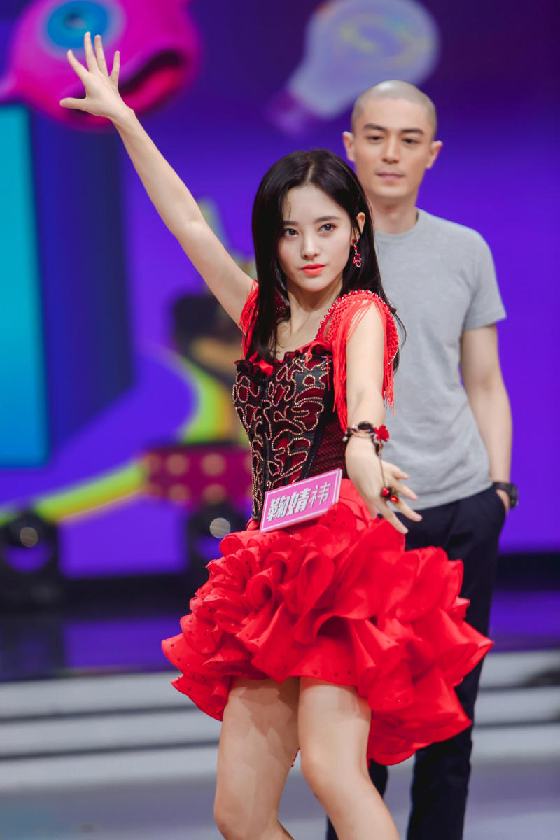 杨幂谍战跳舞,杨幂采访视频揭秘娱乐圈