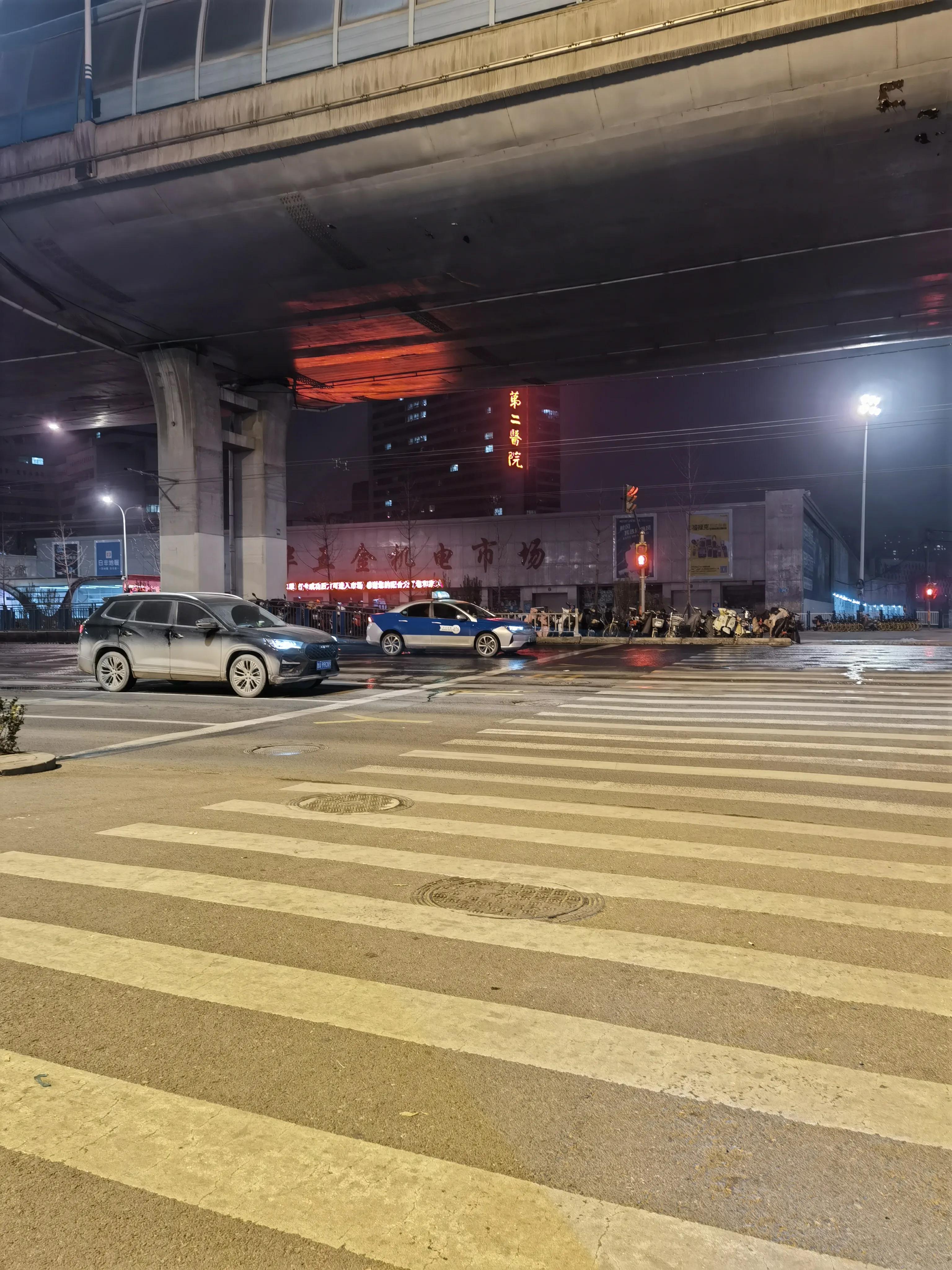 男子凌晨遇到残疾人卖橘子,男子寒风中卖橘子路过好心人购买