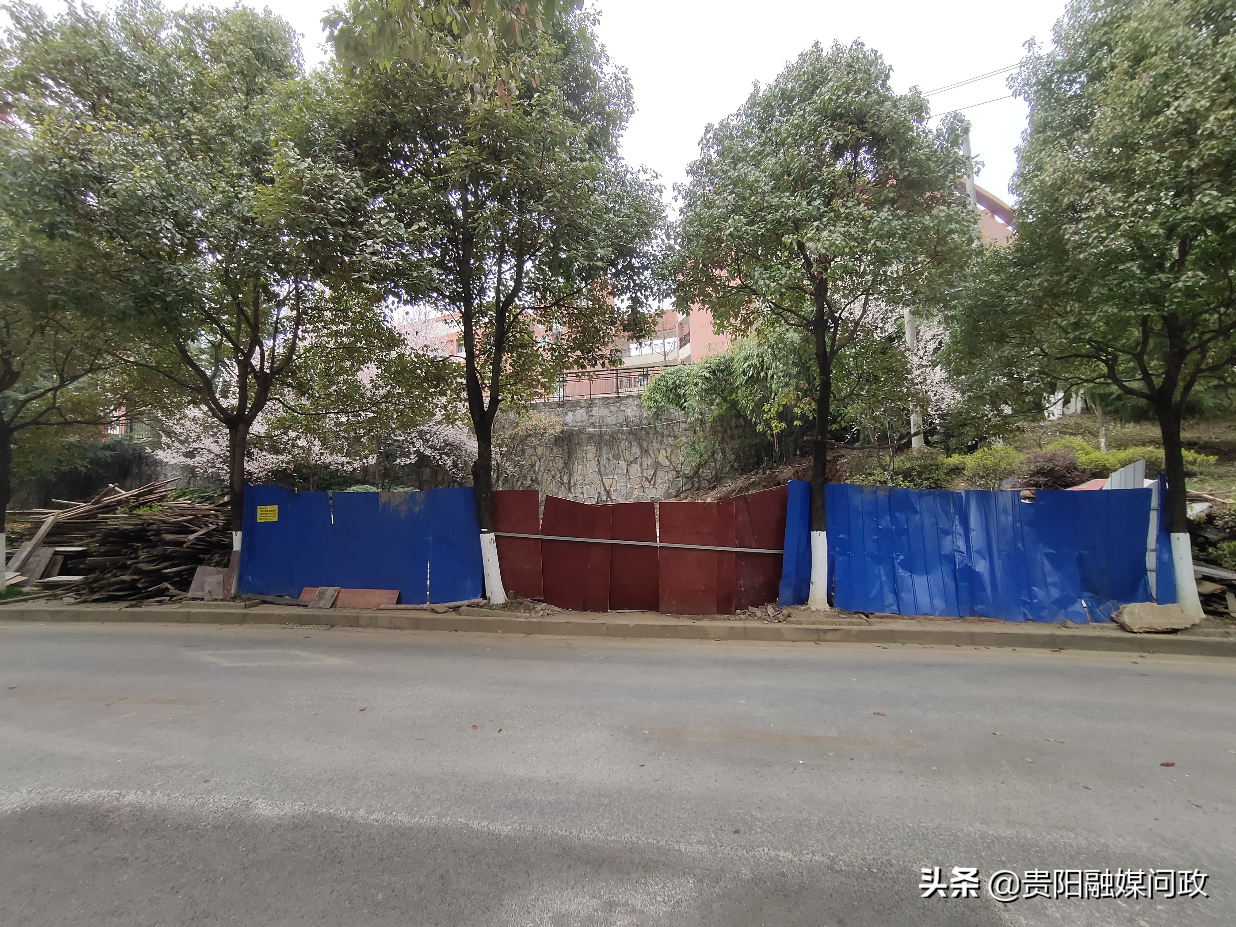 市民反映修公厕是好事,却添了个“小麻烦”!部门给南苑路占道施工围挡“瘦身”!|融媒问政