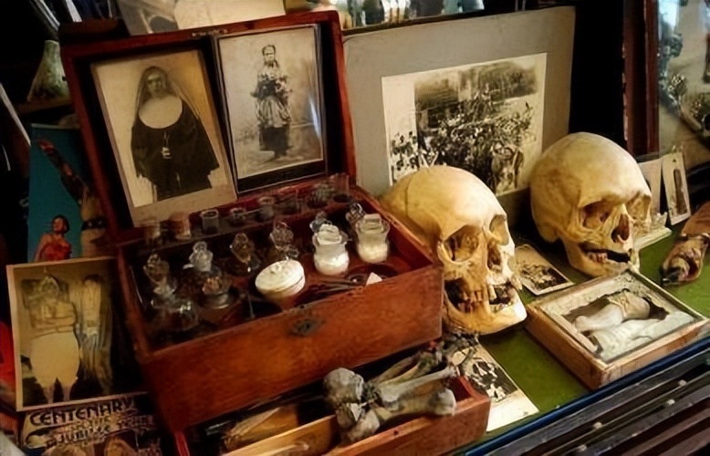 直播卖人骨？22岁美国网红大学生遭网友谴责，家里堆满上百具遗骸