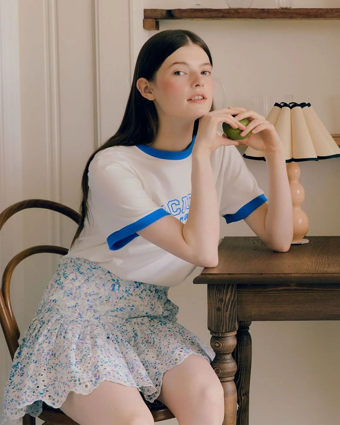 今年流行怎么穿t恤,今年最流行的减龄t恤