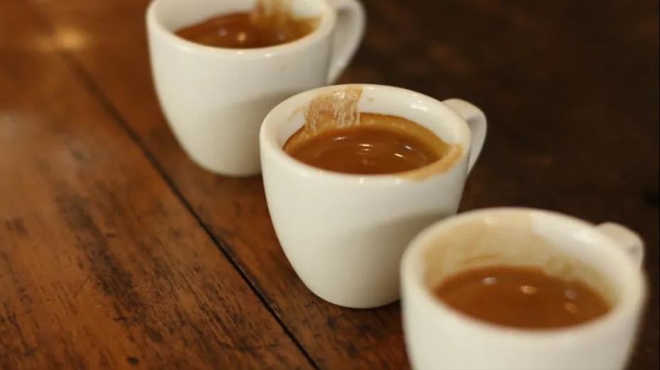 咖啡萃取后手柄里咖啡有水,萃取出来的咖啡液加开水还是冷水