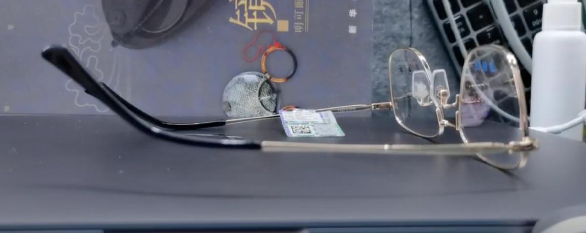 眼镜腿歪了怎么调整回去,眼镜总是戴歪怎么办