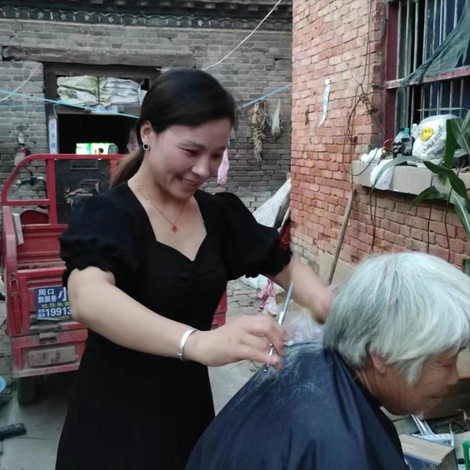 村里有个姑娘叫小芳,村里有个姑娘叫小娟