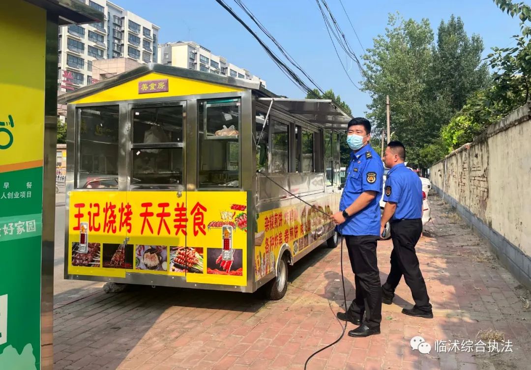 城管占道经营重拳整治,临沭弘盛华庭门口城管执法