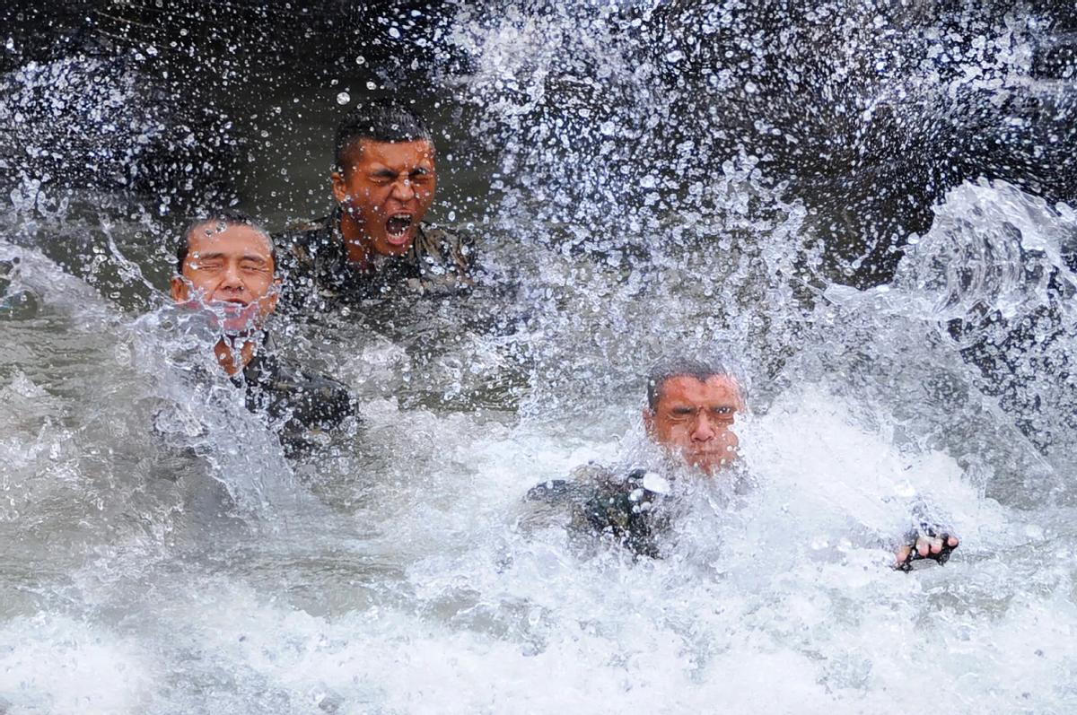 炮刹！台军战力有多差？“阿帕奇”降落，炮管杵地弯曲变形