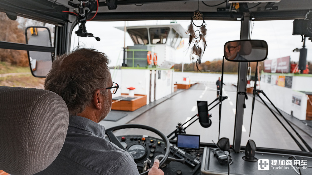 大巴变身移动办公室，德国IT男改装的赛特拉S 410 ESK巴士真惊艳