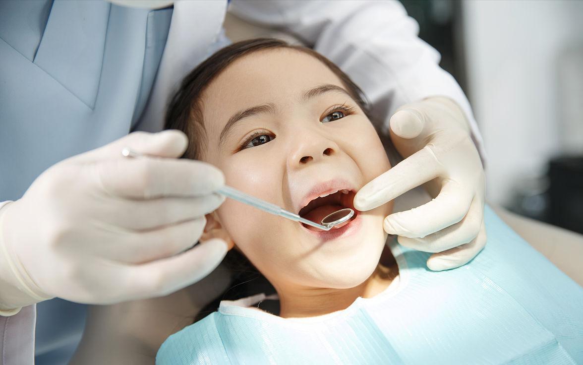 孩子有双排牙,小孩长双排牙前面的乳牙很松没掉