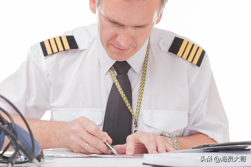 运11万吨粮食去加纳，2天装18天卸，船员半夜值班被抓，数罪并罚