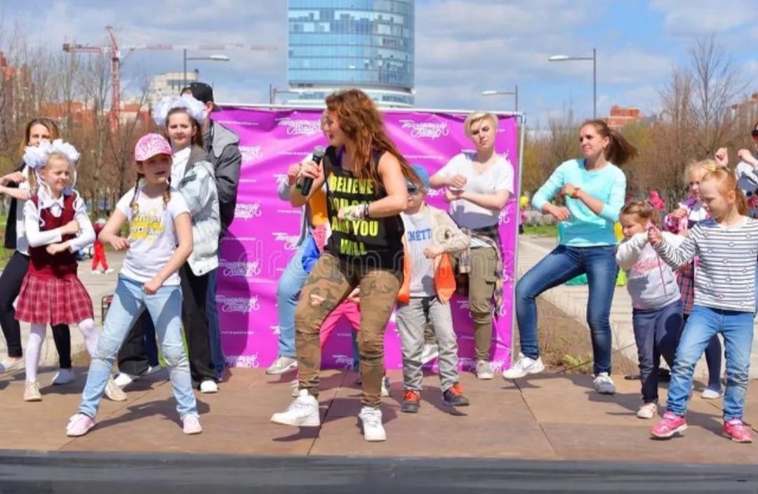 美国恋爱日记：我跟安德丽相识于纽约大学，她是个爱健身的女孩