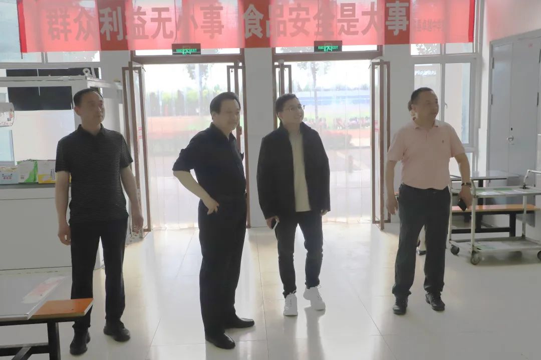 范县一中96级优秀校友著名励志专家房善朝来范县一中参观