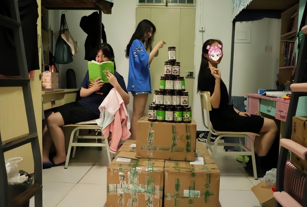 女大学生开学第一天宿舍真实情况,当代女大学生的宿舍生活现状