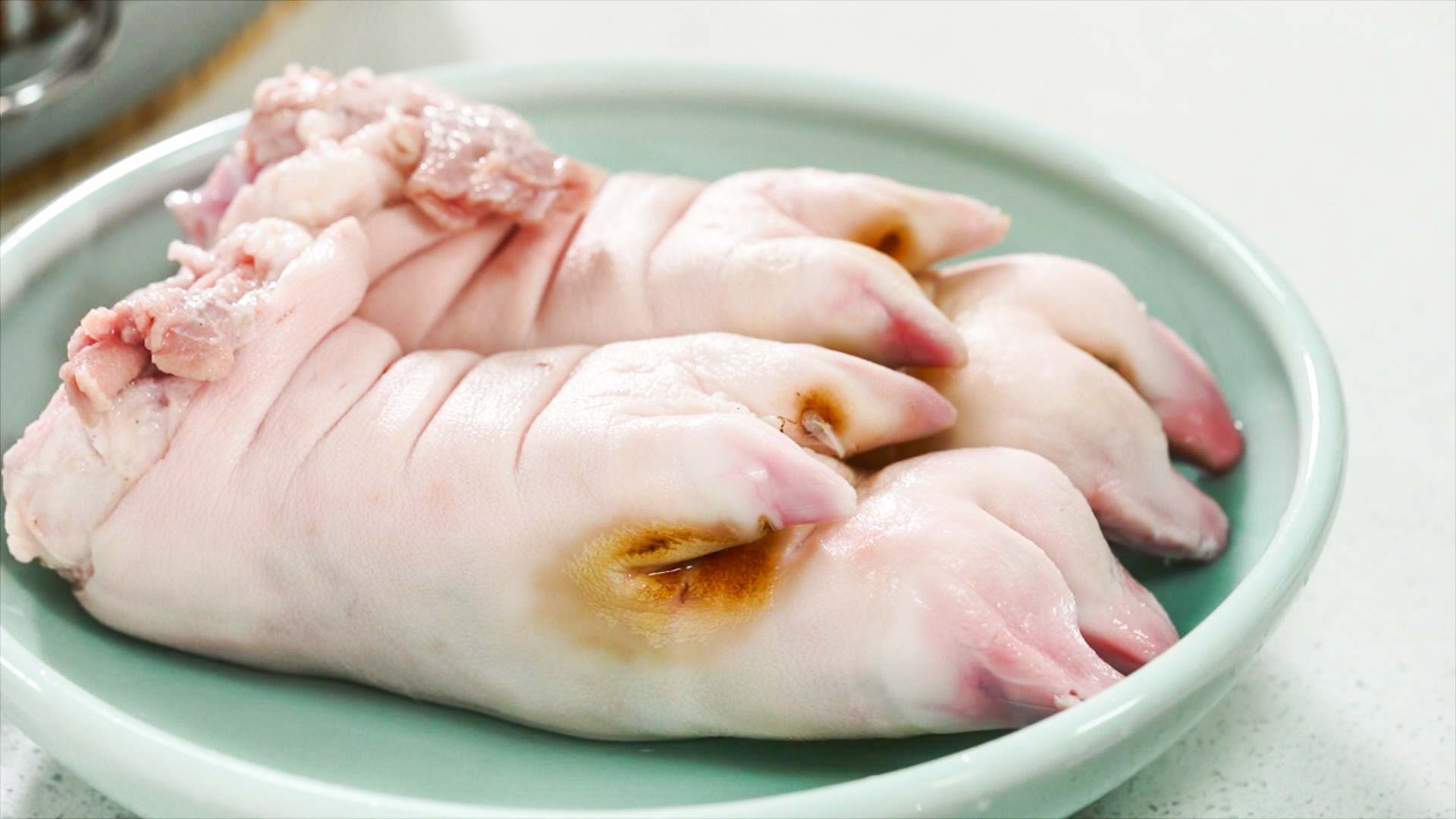 卤猪蹄怎么做才q弹劲道好吃,怎样卤猪蹄又香又软糯