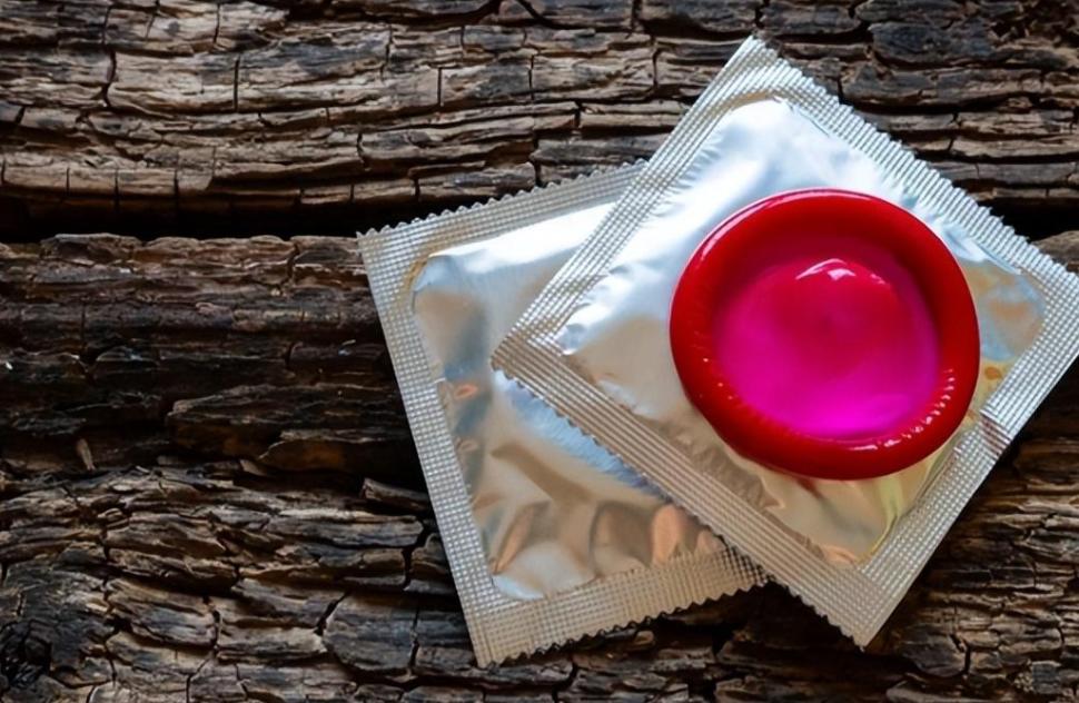 避孕套前面的尖尖有啥用？关于避孕套的这些知识，男女都该了解下