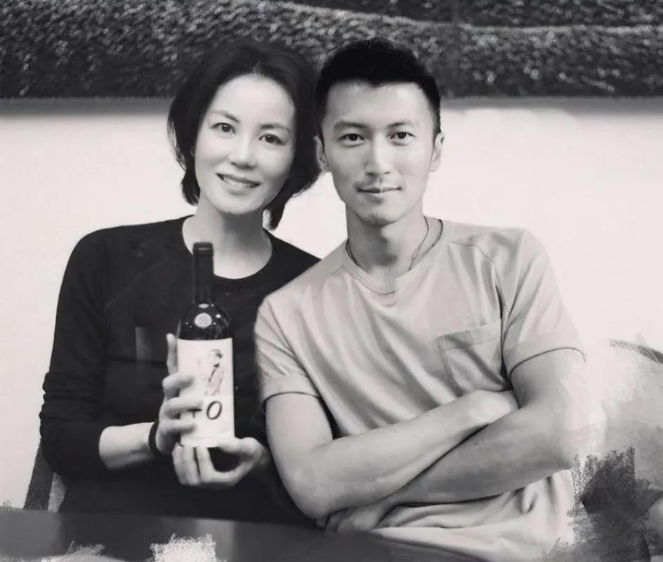 谢霆锋王菲现身机场动图图文,谢霆锋王菲现身机场视频