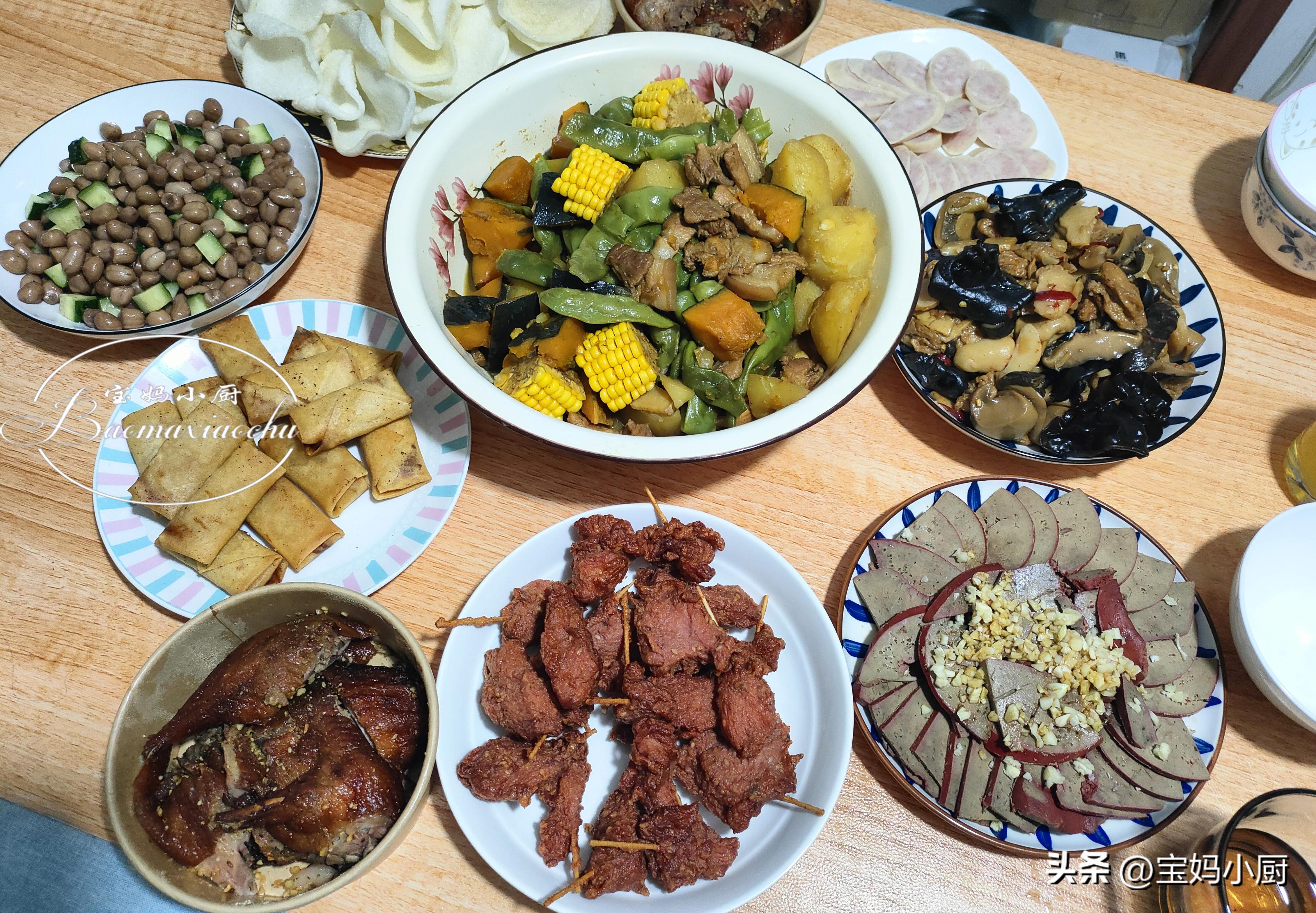 一家人聚餐的10道菜,我家一共10多个人聚餐7盘菜没吃完