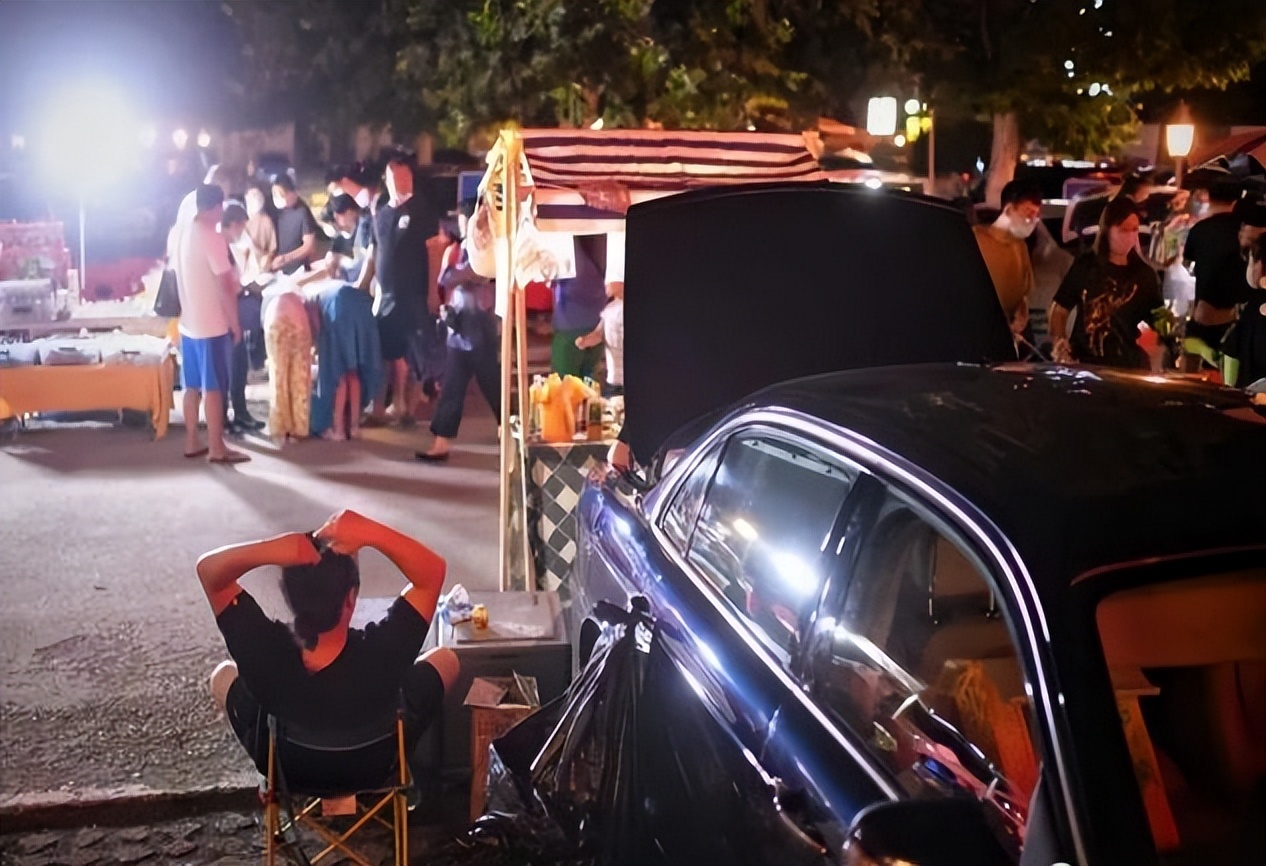 “后备箱经济”火了!90后宝妈摆摊卖泡面,一晚上卖出百碗