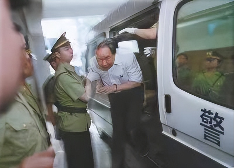 中国芯片之父霸气发声,中国首富6个月造出国产芯片