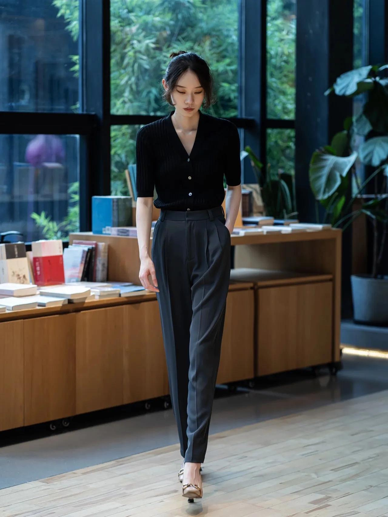 冬季黑上衣搭配什么裤子中年男,燕麦色裤子搭配黑颜色上衣好看