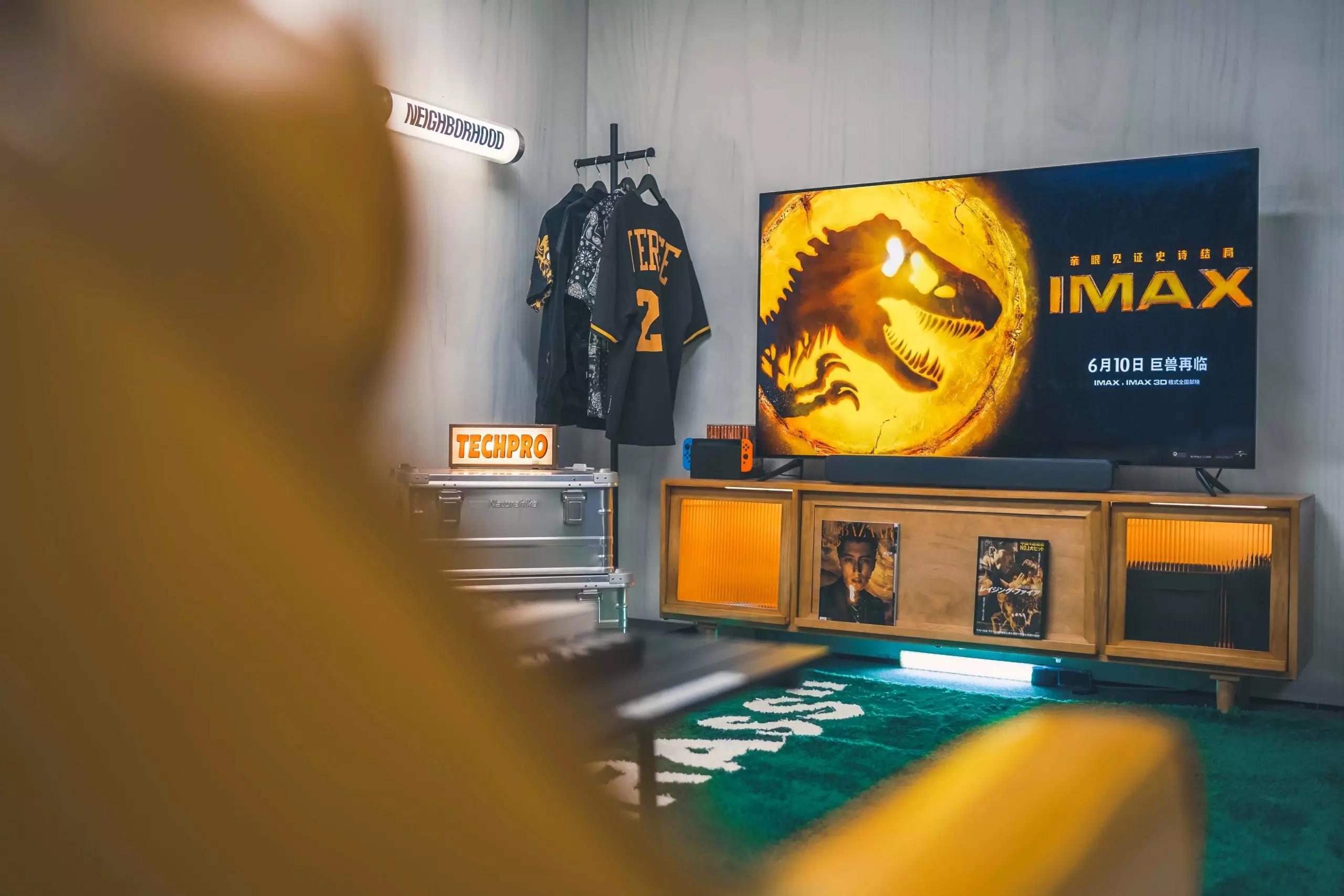 小米6oled55寸电视效果图,居家看电视氛围