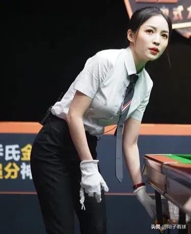 台球裁判王钟瑶打球图片,桌球女裁判王钟瑶身材