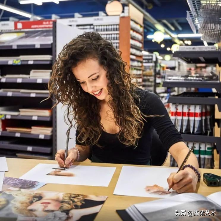 女画家用双手同时画画,用手画画女画家