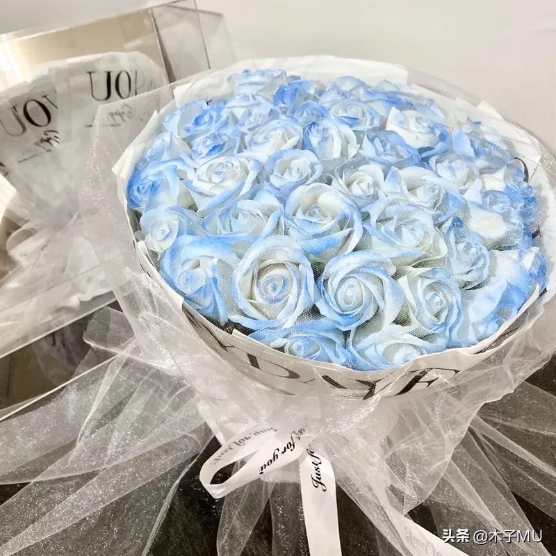 3色碎冰蓝玫瑰花语是什么,圣诞节送碎冰蓝玫瑰的花语