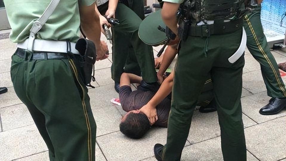 “海关巨贪”杨前线，贪财好色*养包***妇情**被判死刑，下场大快人心