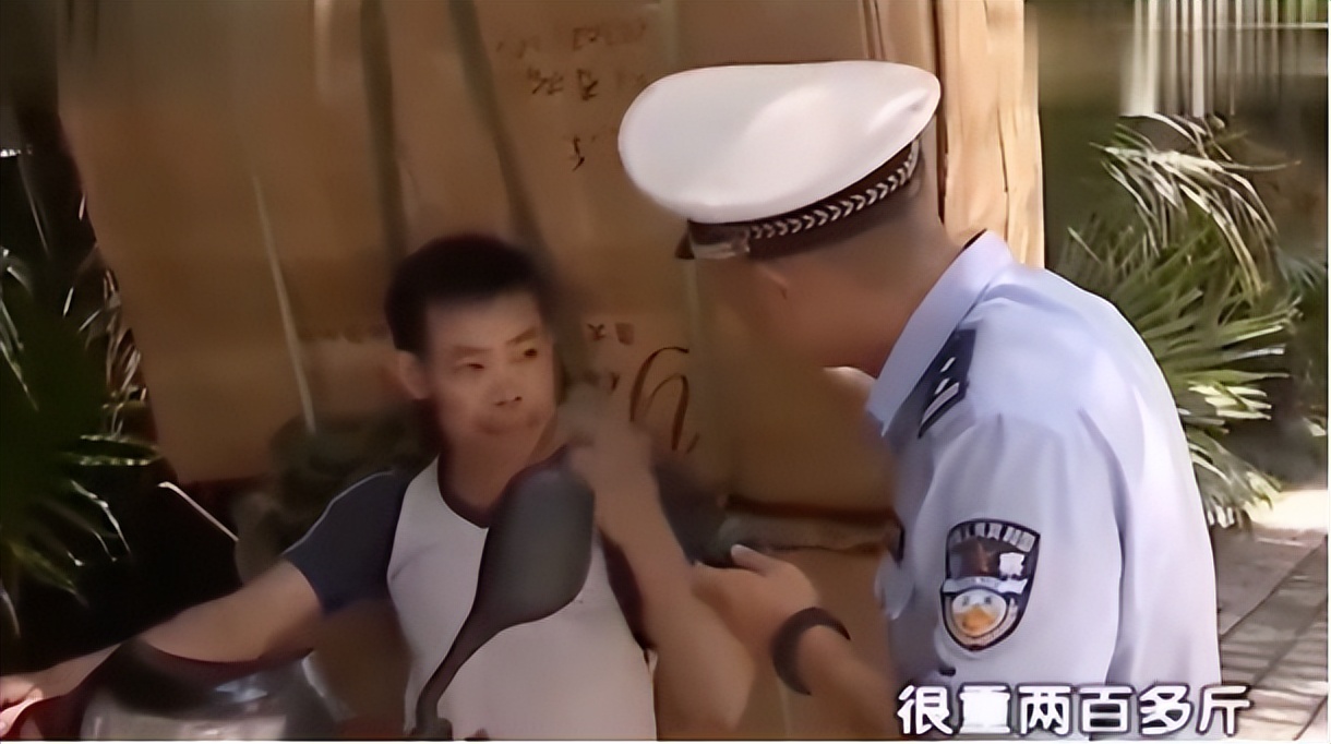 外卖小哥每天工作18小时累不累,大家看一下外卖小哥的工资条