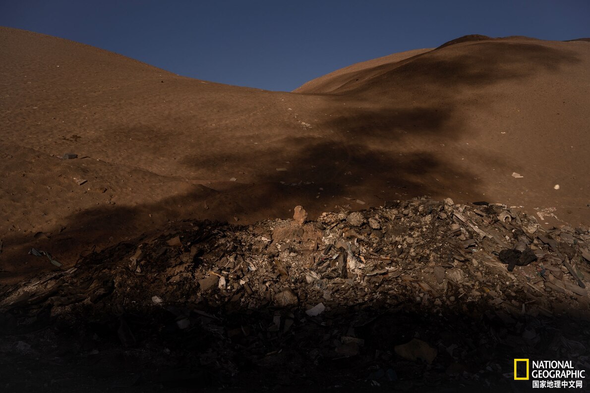 沙漠成了快时尚服饰最后的安息地