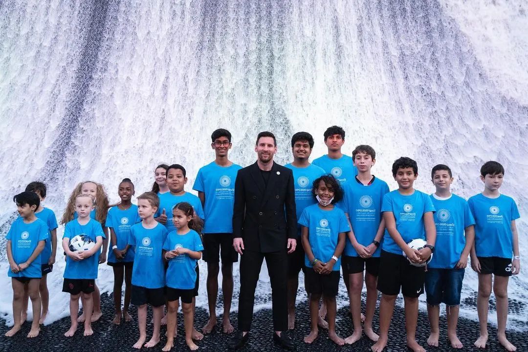 梅西夺冠后亲吻妻子,梅西夺冠亲吻爱妻