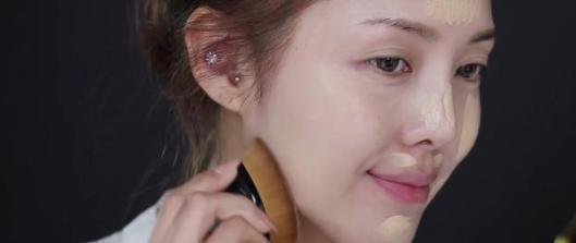 建议女人不管多老出门尽量化淡妆,新手该如何化淡妆呢女生