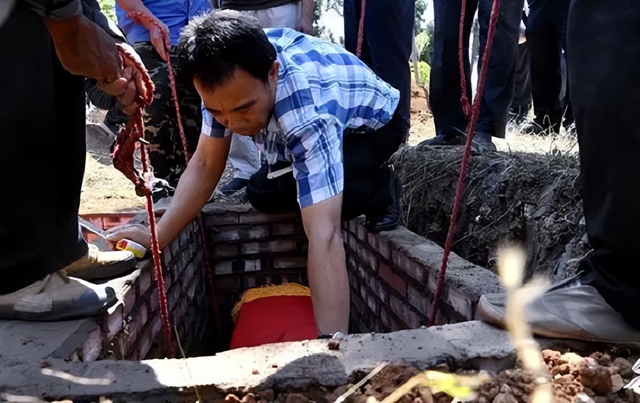 台湾“灵魂摆渡人”,放弃高薪工作,20年间自费送200位老兵回家