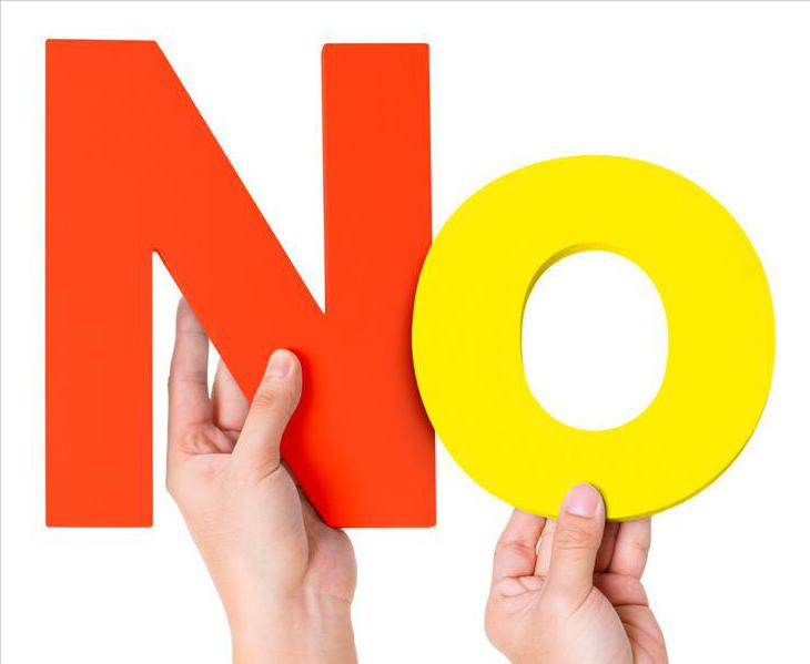 孩子捡到钱花了被罚跪,小男孩做错事被父母罚跪